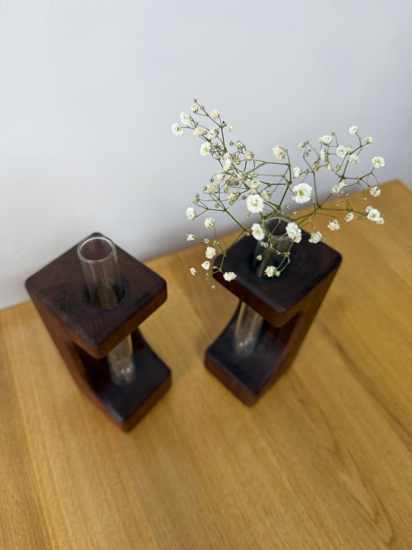 Wazonik z litego orzecha amerykańskiego