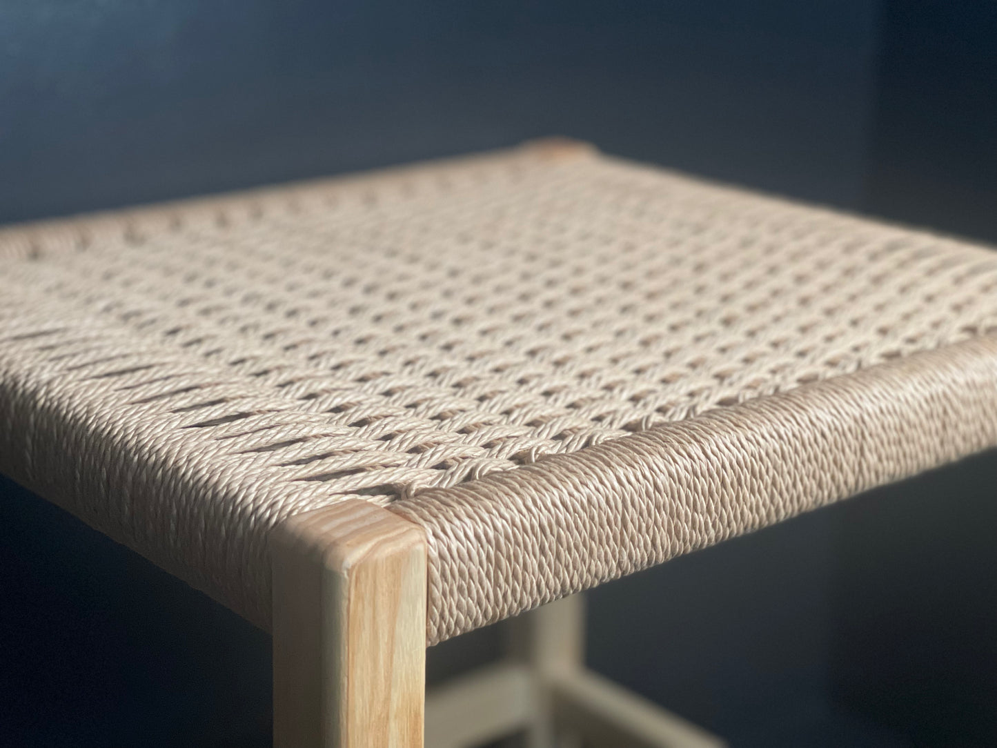 Stołek jesionowy z siedziskiem wyplatanym sznurkiem duńskim