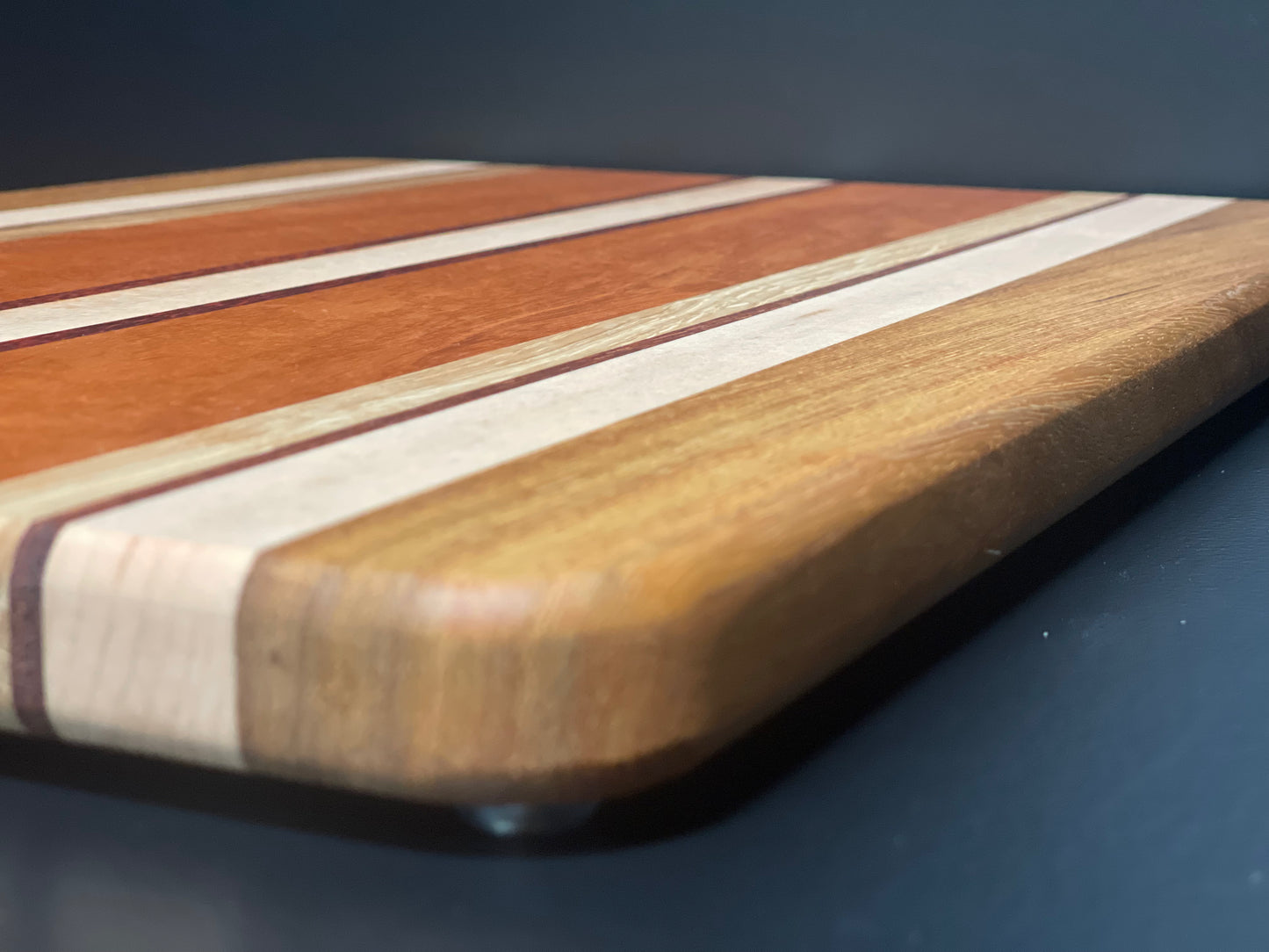 Deska do krojenia z drewna iroko, paduku, badi, dębu, sapeli i buka