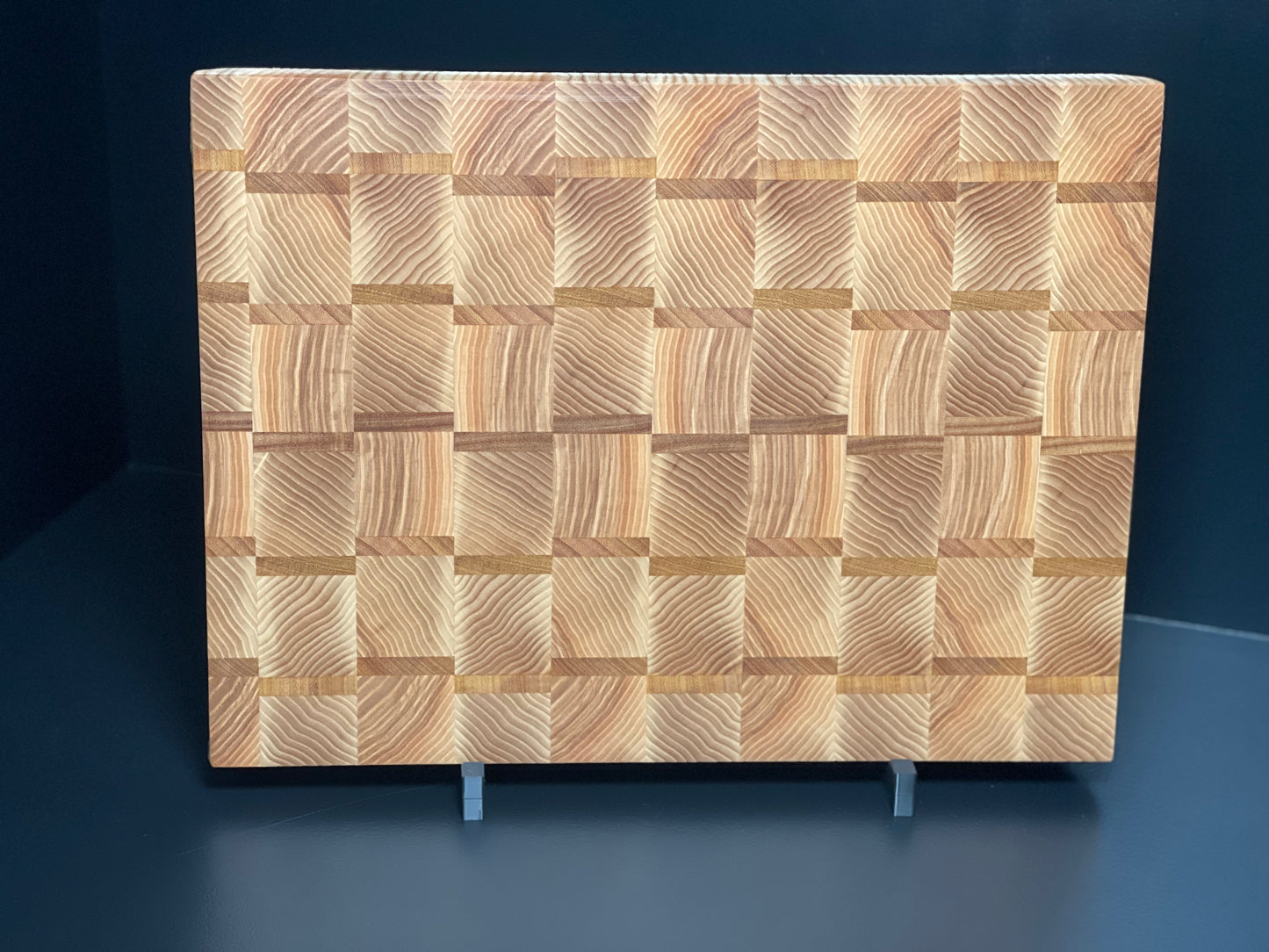 Sztorcowa deska do krojenia z jesionu i movingui