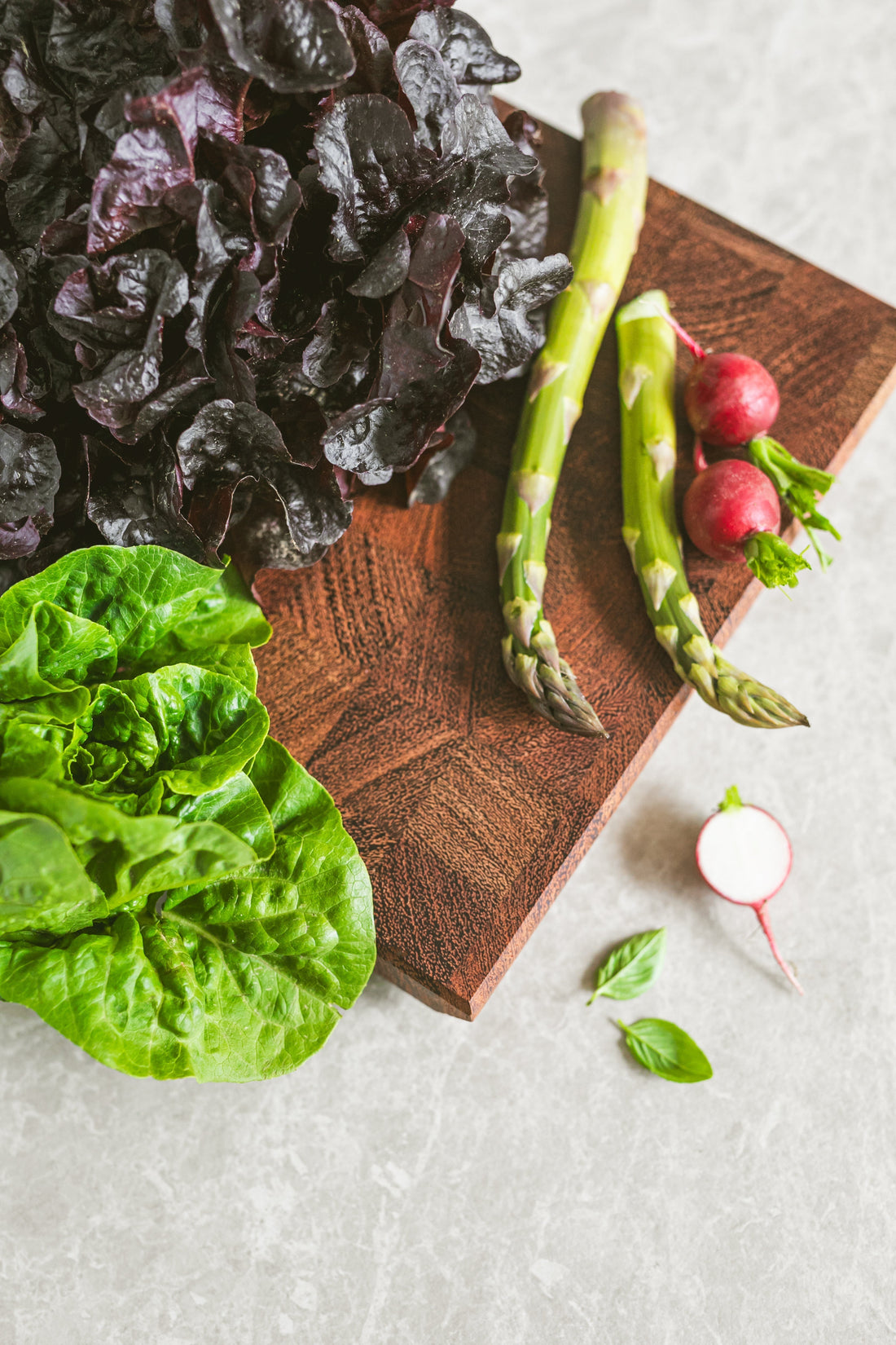 Wooden cutting boards vs plastic: what microplastic research tells us