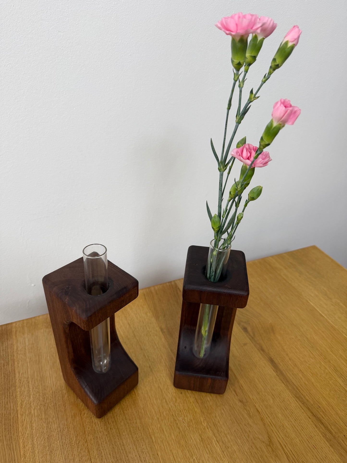 Wazonik z litego orzecha amerykańskiego