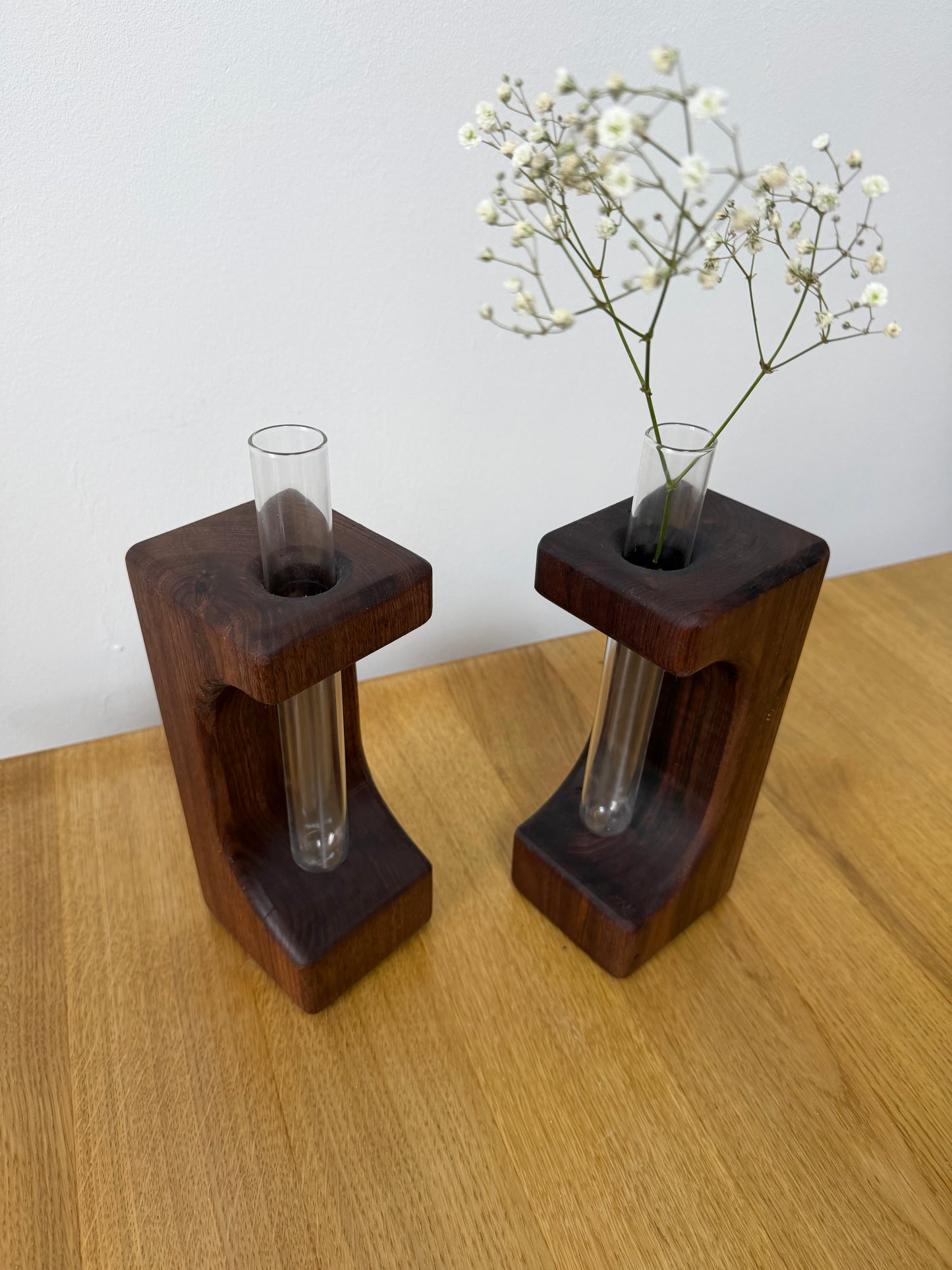 Wazonik z litego orzecha amerykańskiego