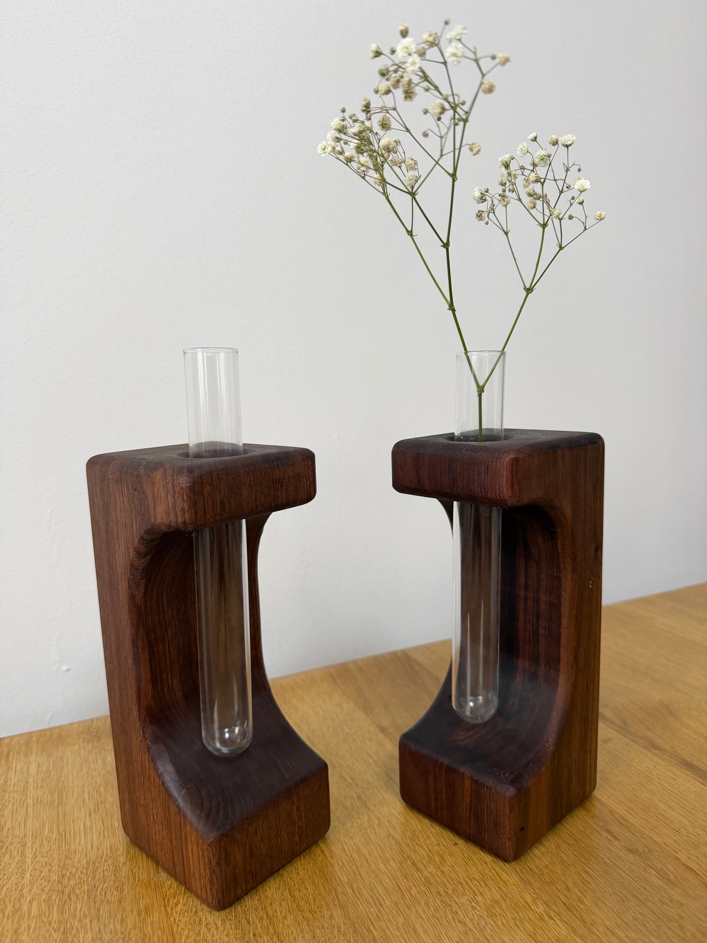 Wazonik z litego orzecha amerykańskiego