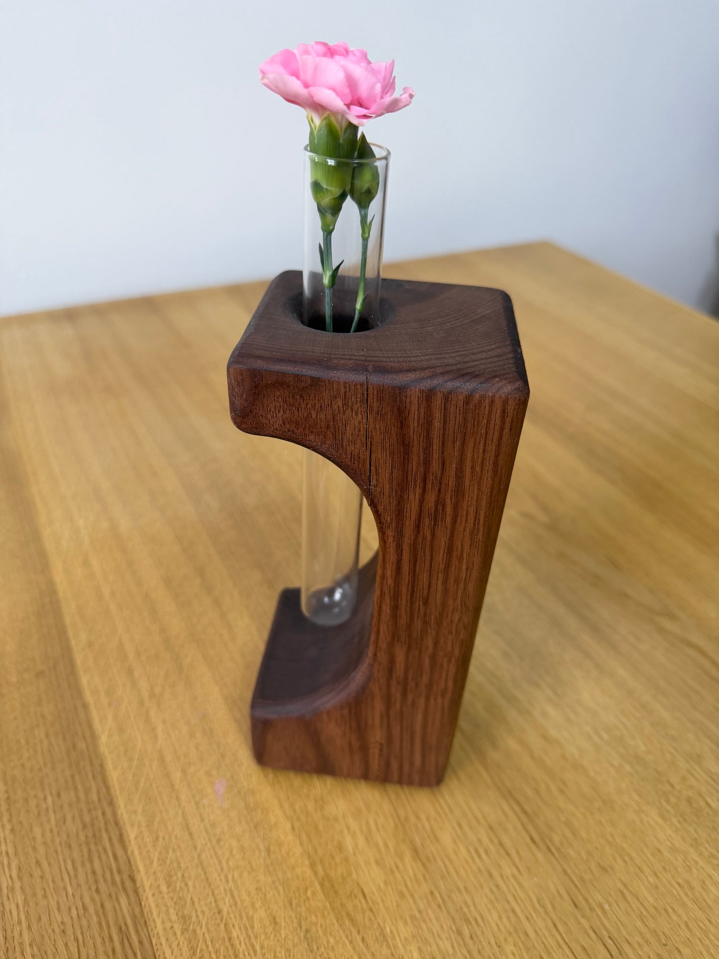 Wazonik z litego orzecha amerykańskiego