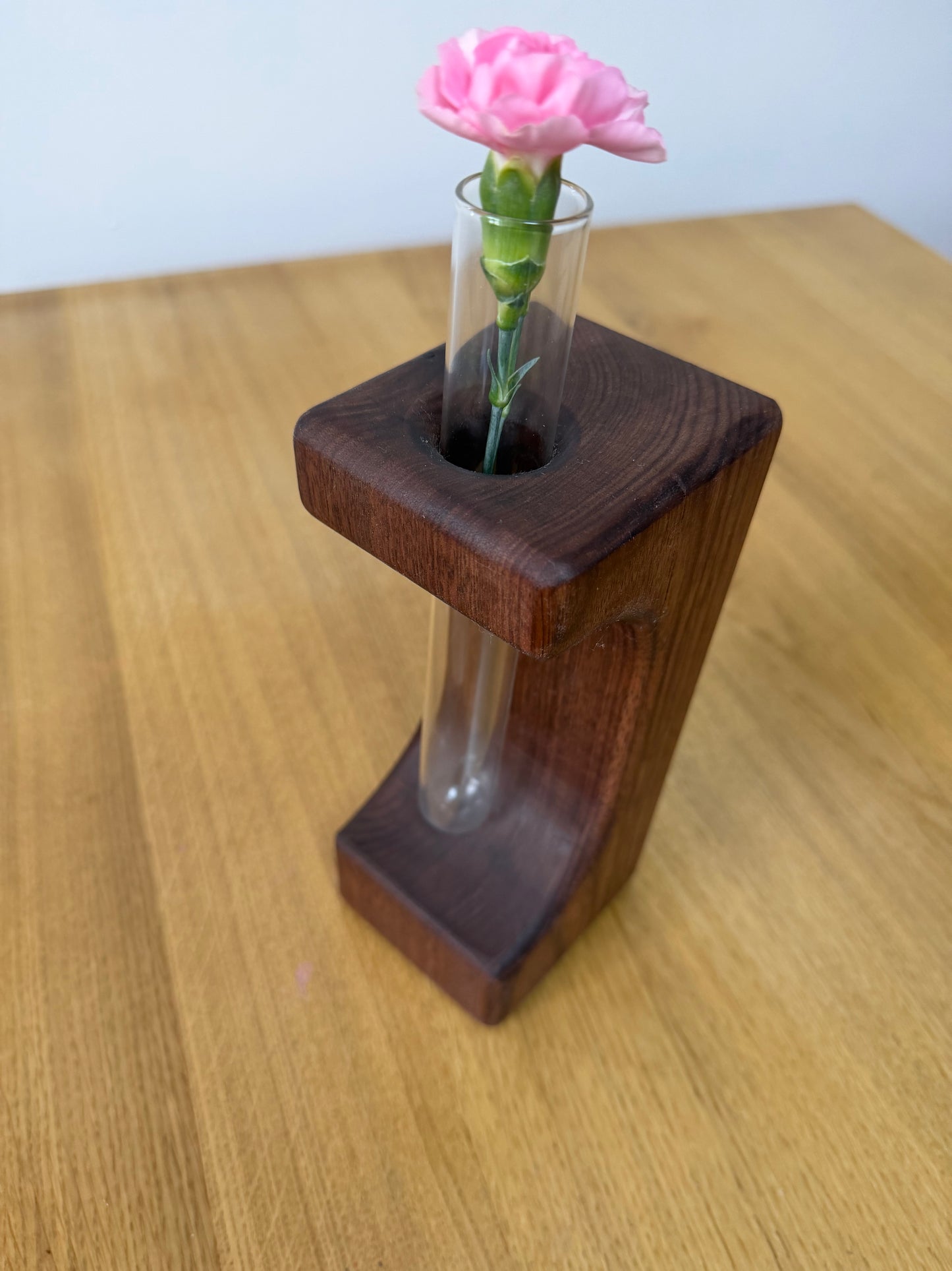 Wazonik z litego orzecha amerykańskiego