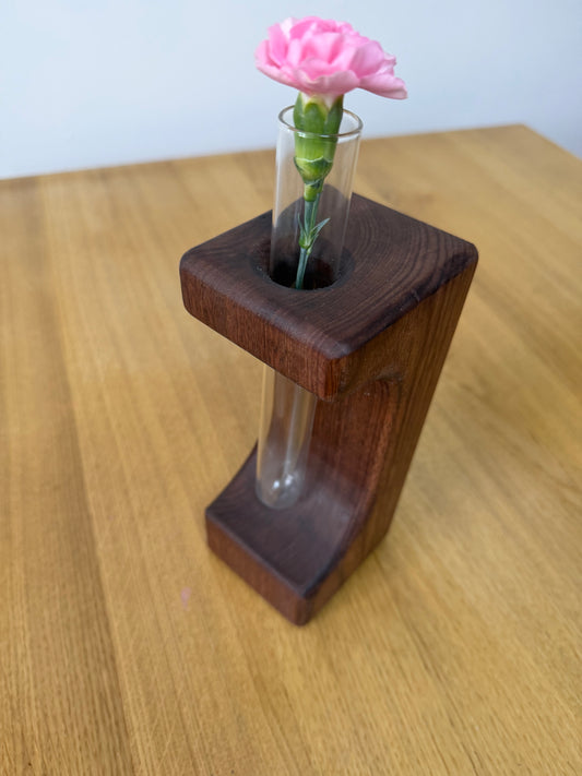 Wazonik z litego orzecha amerykańskiego