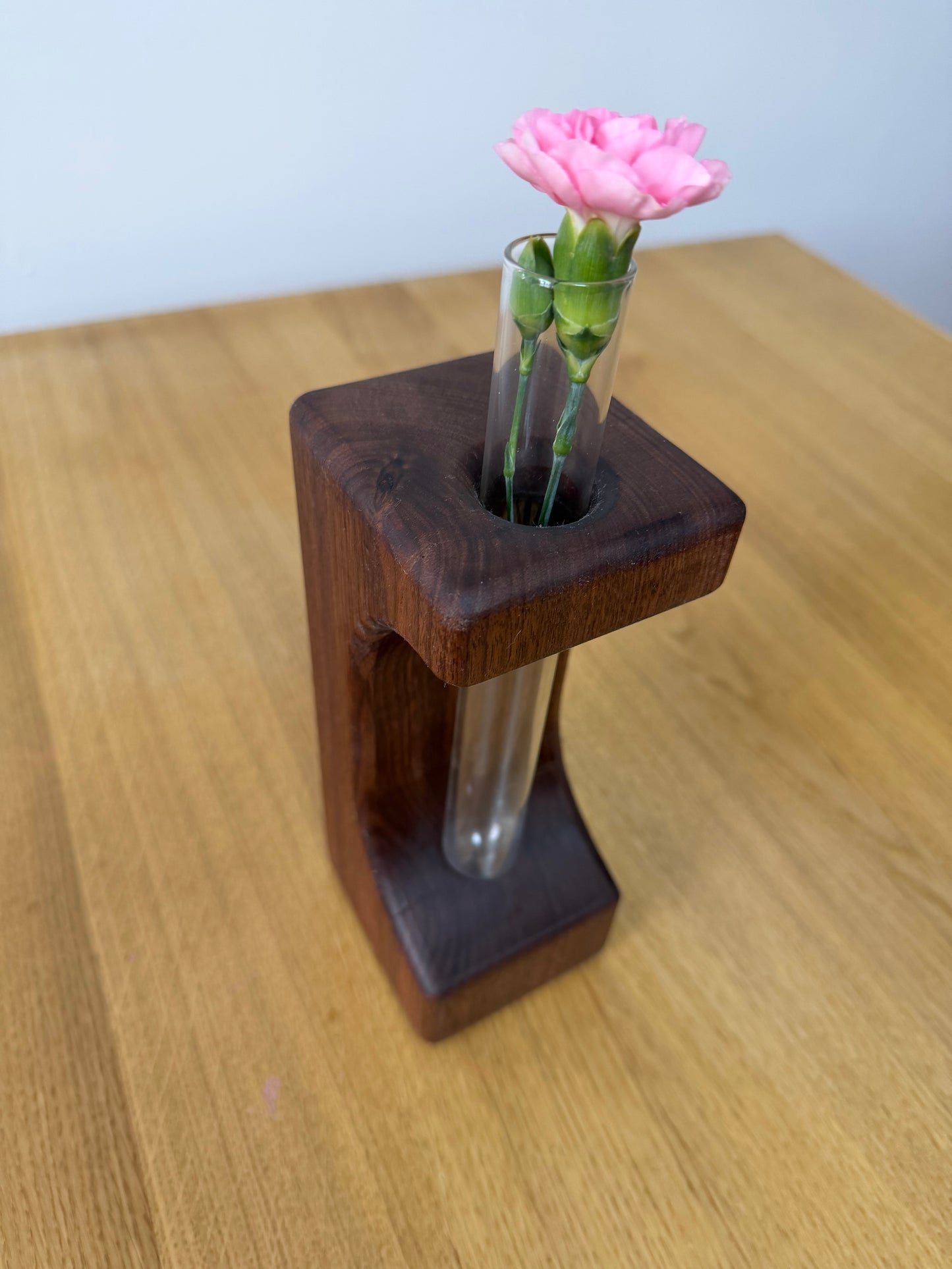 Wazonik z litego orzecha amerykańskiego