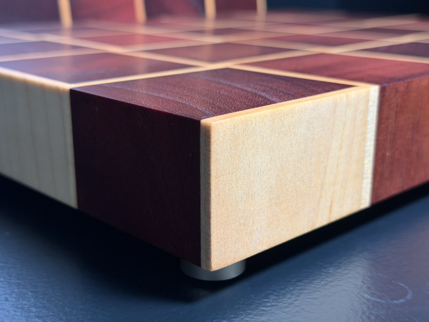 Sztorcowa deska do krojenia — Mahoń (Sipo) i Klon Kanadyjski (wzór Basket Weave)