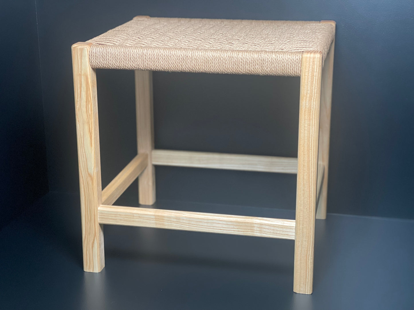 Stołek jesionowy z siedziskiem wyplatanym sznurkiem duńskim