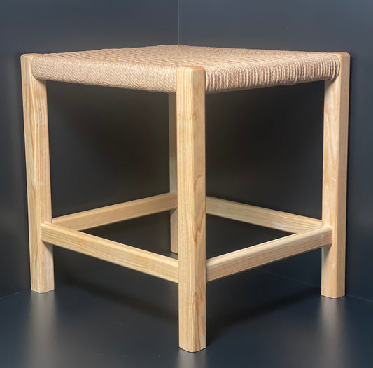Stołek jesionowy z siedziskiem wyplatanym sznurkiem duńskim