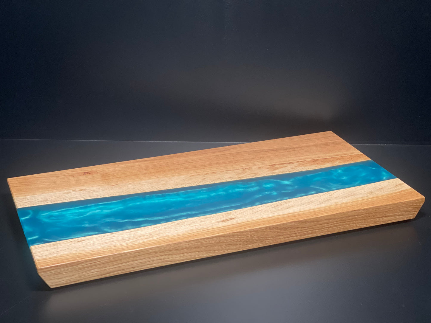 Deska do serwowania z dębu i żywicy epoksydowej (perłowy turkus)