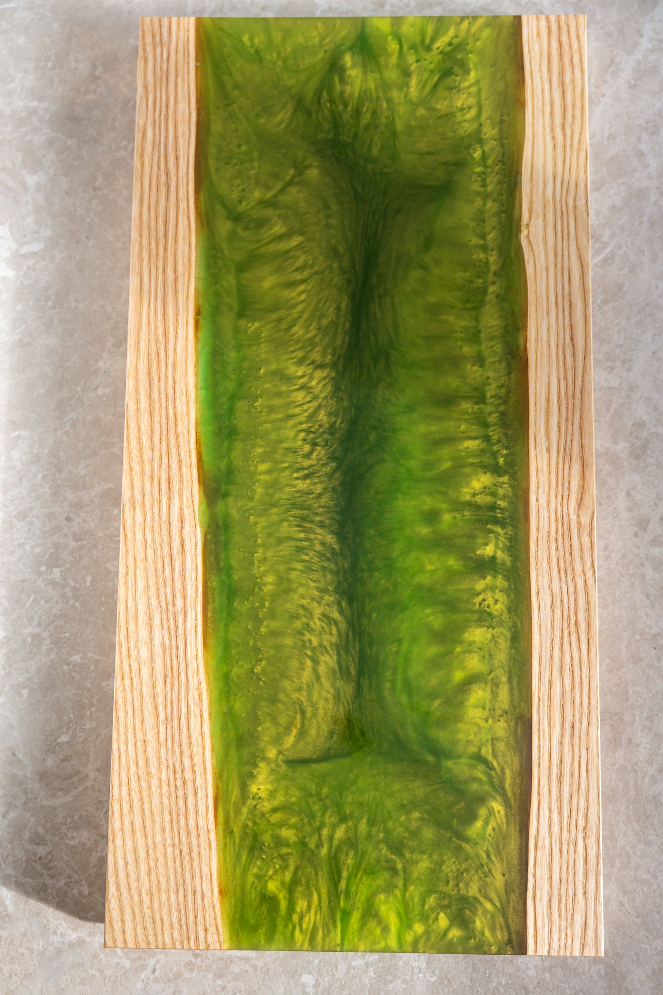 Deska do serwowania z jesionu i żywicy – zielono-złota