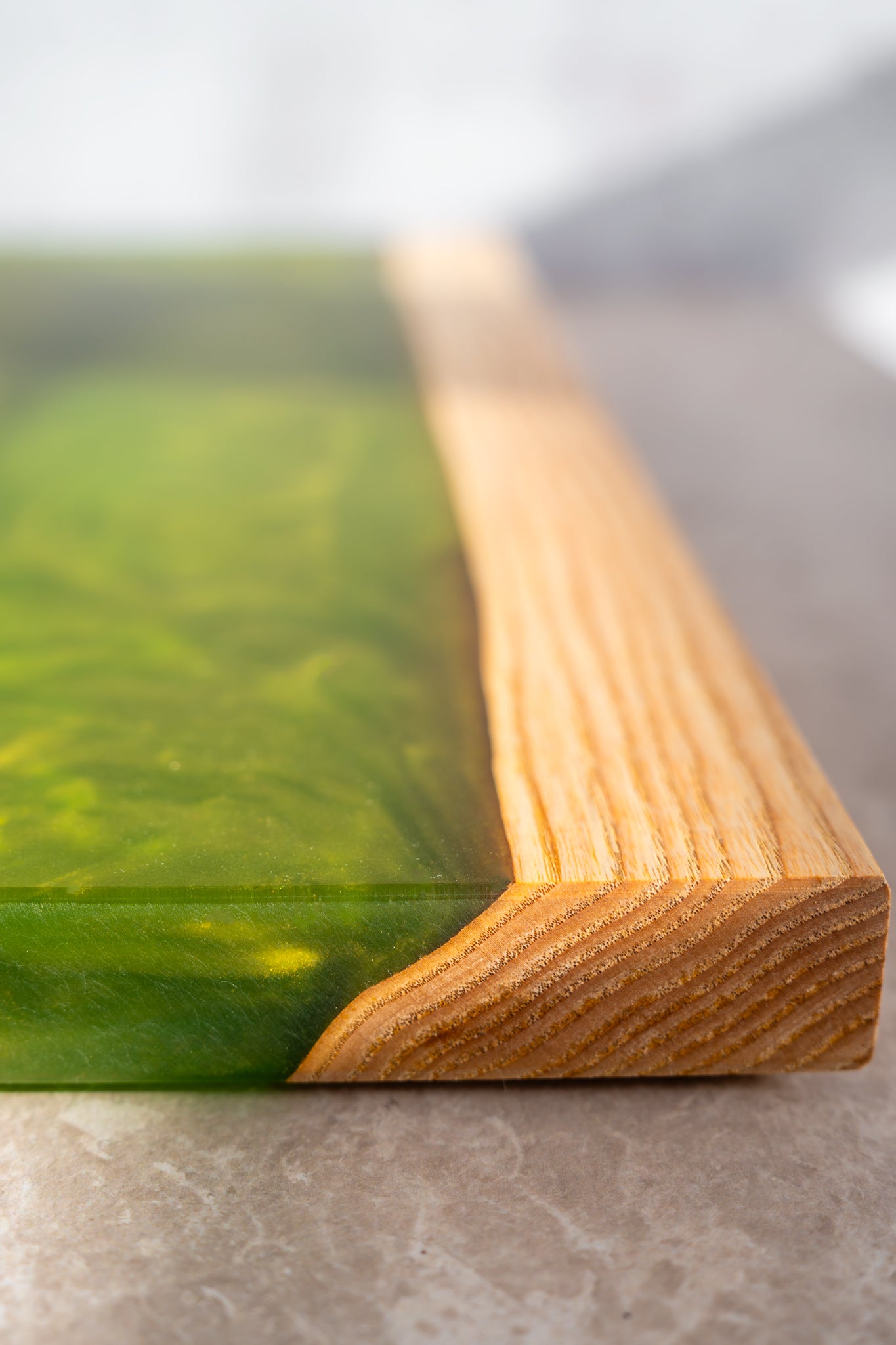 Deska do serwowania z jesionu i żywicy – zielono-złota