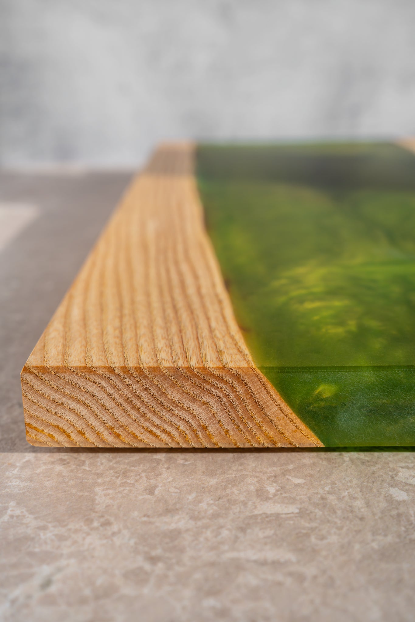 Deska do serwowania z jesionu i żywicy – zielono-złota